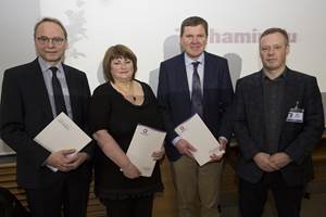 Hvatningarstyrkir Vísindasjóðs Landspítala afhentir 1. desember 2015 - Runólfur Pálsson, Jóna Freysdóttir og Gunnar Guðmundsson, ásamt Páli Matthíassyni forstjóra.