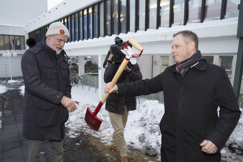 Fyrsta skóflustunga tekin að jáeindaskannahúsi